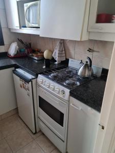 uma cozinha com um fogão e uma chaleira. em Centro de Mendoza departamento em Mendoza