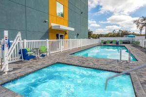 a swimming pool in front of a building at Holiday Inn Express & Suites - Wildwood - The Villages, an IHG Hotel in Wildwood