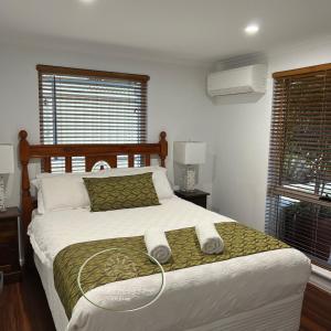 sypialnia z łóżkiem z dwoma ręcznikami w obiekcie Seashells Holiday House - Kalbarri w mieście Kalbarri