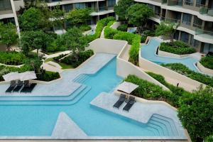 uma vista aérea de uma piscina num edifício em Seaview 2 BR Beach front Vacation HuaHin em Hua Hin