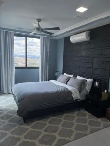 JF Three Bedroom Apartment客房内的一张或多张床位