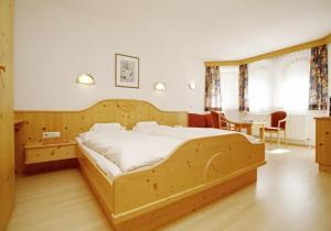 Una cama o camas en una habitación de Hotel Kirchdach