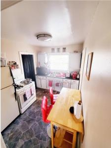 uma pequena cozinha com uma mesa e um frigorífico em Room in Guest room - Yellow Rm Dover- Del State, Bayhealth- Dov Base em Dover