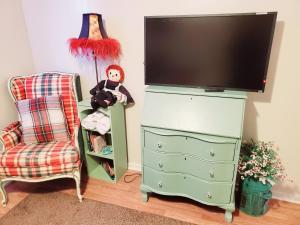 En TV eller et underholdningssystem på Room in Apartment - Plaid Room 3min From Yale Univ