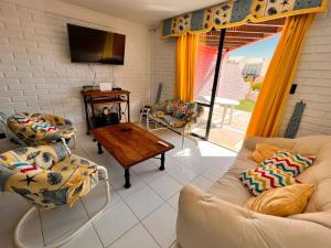 a living room with a couch and a table at Genial Casa en Bahía Inglesa in Bahia Inglesa