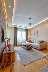 uma sala de estar com um sofá e uma mesa em Apartman 65 Zlatibor em Zlatibor