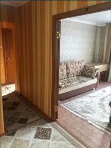 Łóżko lub łóżka w pokoju w obiekcie Апартаменты на Утепбаева 1