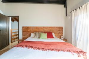 マラティにあるVilla Marathoulaのベッドルーム(白いベッド1台、赤い毛布付)