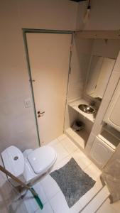 
a bathroom with a toilet and a sink at Departamento en Villa Carlos paz in Villa Carlos Paz
