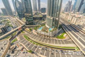 z góry widok na tętniące życiem miasto z wysokimi budynkami w obiekcie Dream Inn Apartments - Premium Apartments Connected to Dubai Mall w Dubaju