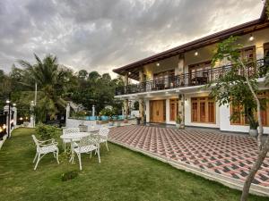 Casa con patio, mesa y sillas en Danisco Leisure Bunglow en Kandy