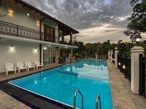 uma piscina em frente a uma casa em Danisco Leisure Bunglow em Kandy