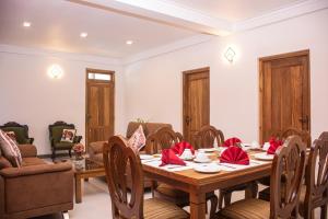 uma sala de jantar com mesa e cadeiras em Danisco Leisure Bunglow em Kandy