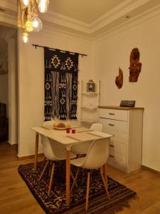 una sala da pranzo con tavolo e 2 sedie di Su's AlKursi Cozy Apartment ad Amman
