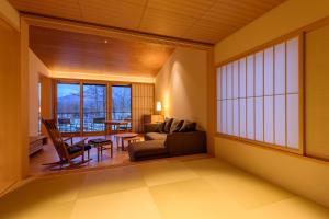 NISEKO Inn of Youtei Raku Suisan في كوتشان: غرفة معيشة مع أريكة وطاولة
