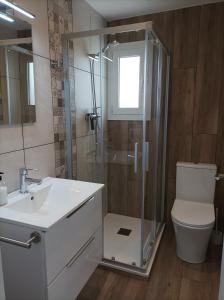 een badkamer met een douche, een toilet en een wastafel bij Cambrils Bahía in Cambrils