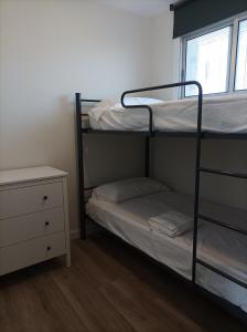 een slaapkamer met twee stapelbedden en een commode bij Cambrils Bahía in Cambrils