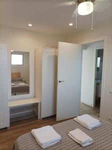 een slaapkamer met twee witte handdoeken op een bed bij Cambrils Bahía in Cambrils