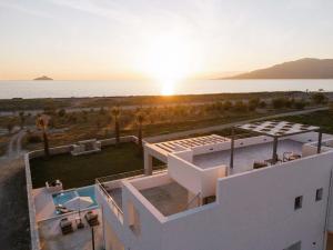Casa blanca con vistas al océano en Grand Sea View Luxury Villa, en Kalamaki