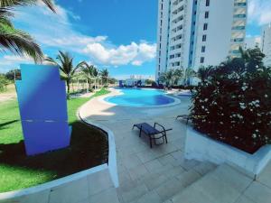 בריכת השחייה שנמצאת ב-Apartamento en Playa Blanca - PANAMÁ או באזור