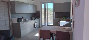 una pequeña cocina con mesa y microondas en appartamento Bel Salino, en Macerata