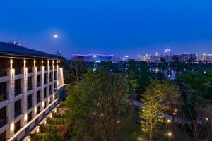 - une vue sur un bâtiment la nuit dans l'établissement Gran Melia Chengdu, à Chengdu