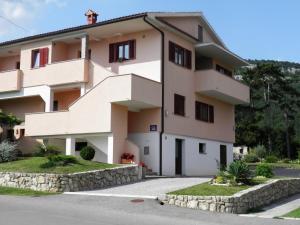 a large apartment building with a driveway at Studio Apartment MD in Roč