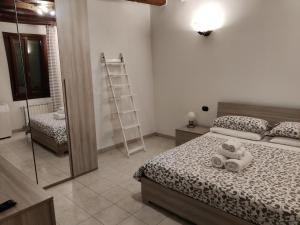 une chambre avec un lit et une échelle dedans dans l'établissement alla lista, à Venise