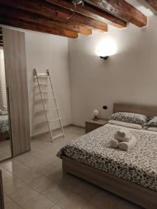 une chambre avec un lit avec deux serviettes dessus dans l'établissement alla lista, à Venise