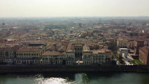 una vista aérea de una ciudad con un puente en Cavour44 - Palazzo Canossa, en Verona