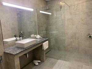 y baño con lavabo y ducha. en Ararat Hotel, en Ereván