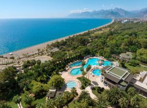 アンタルヤにあるÖzkaymak Falez Hotelのリゾートとビーチの空中の景色を望めます。