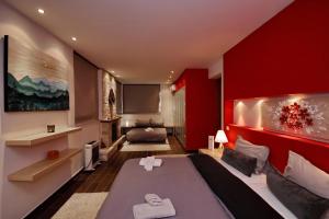 Vlakhérna的住宿－Villa Arcadia，一间卧室设有一张床和红色的墙壁