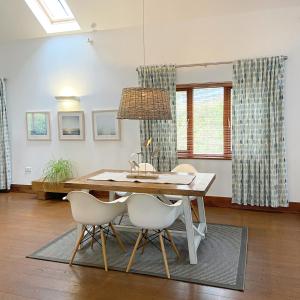 a dining room with a table and chairs at Merlin Farm Cottages short walk to Mawgan Porth Beach and central location in Cornwall in Mawgan Porth