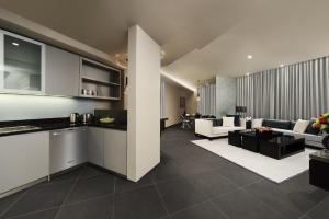 The Abdali Boulevard Hotel的厨房或小厨房