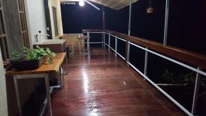 ein leeres Zimmer mit Holzboden und Balkon in der Unterkunft Residencia Pedra do Elefante in Guarapari