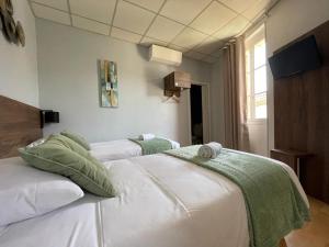 Postel nebo postele na pokoji v ubytování Hotel Le Rochegude