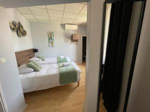 Postel nebo postele na pokoji v ubytování Hotel Le Rochegude