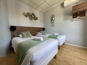Postel nebo postele na pokoji v ubytování Hotel Le Rochegude