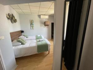 Postel nebo postele na pokoji v ubytování Hotel Le Rochegude