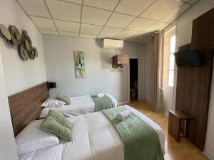 Postel nebo postele na pokoji v ubytování Hotel Le Rochegude