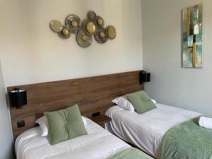 Postel nebo postele na pokoji v ubytování Hotel Le Rochegude