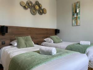 Postel nebo postele na pokoji v ubytování Hotel Le Rochegude