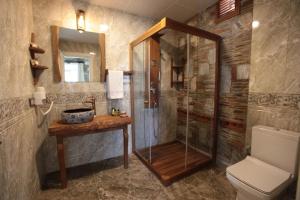 y baño con ducha, lavabo y aseo. en Celsus Boutique Hotel en Selcuk