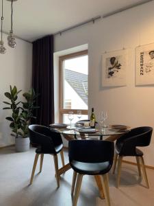 Un comedor con mesa y sillas en Weinloft "1" Design trifft Wein! Urlaub auf dem Weingut mit Ladestation E10, en Köwerich
