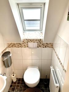 ザンクト・ペーター・オルディングにあるHaus-Deckstein-Ferienwohnung-OGのバスルーム(白いトイレ、天窓付)
