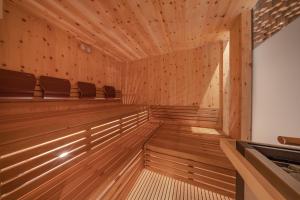 una sauna con sillas de cuero en un edificio de madera en Gran Tubla, en Ortisei