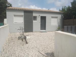 a house with a bike in front of it at bonheur in Médis