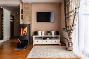 Telewizja i/lub zestaw kina domowego w obiekcie ZAKOHOME- Z Widokiem Na Tatry Cieniówka