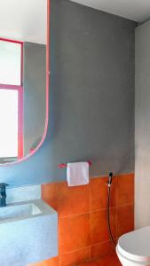 ein Badezimmer mit Waschbecken, Spiegel und Toilette in der Unterkunft Kultur Pecatu Micro Villa in Uluwatu + 34 Fotos